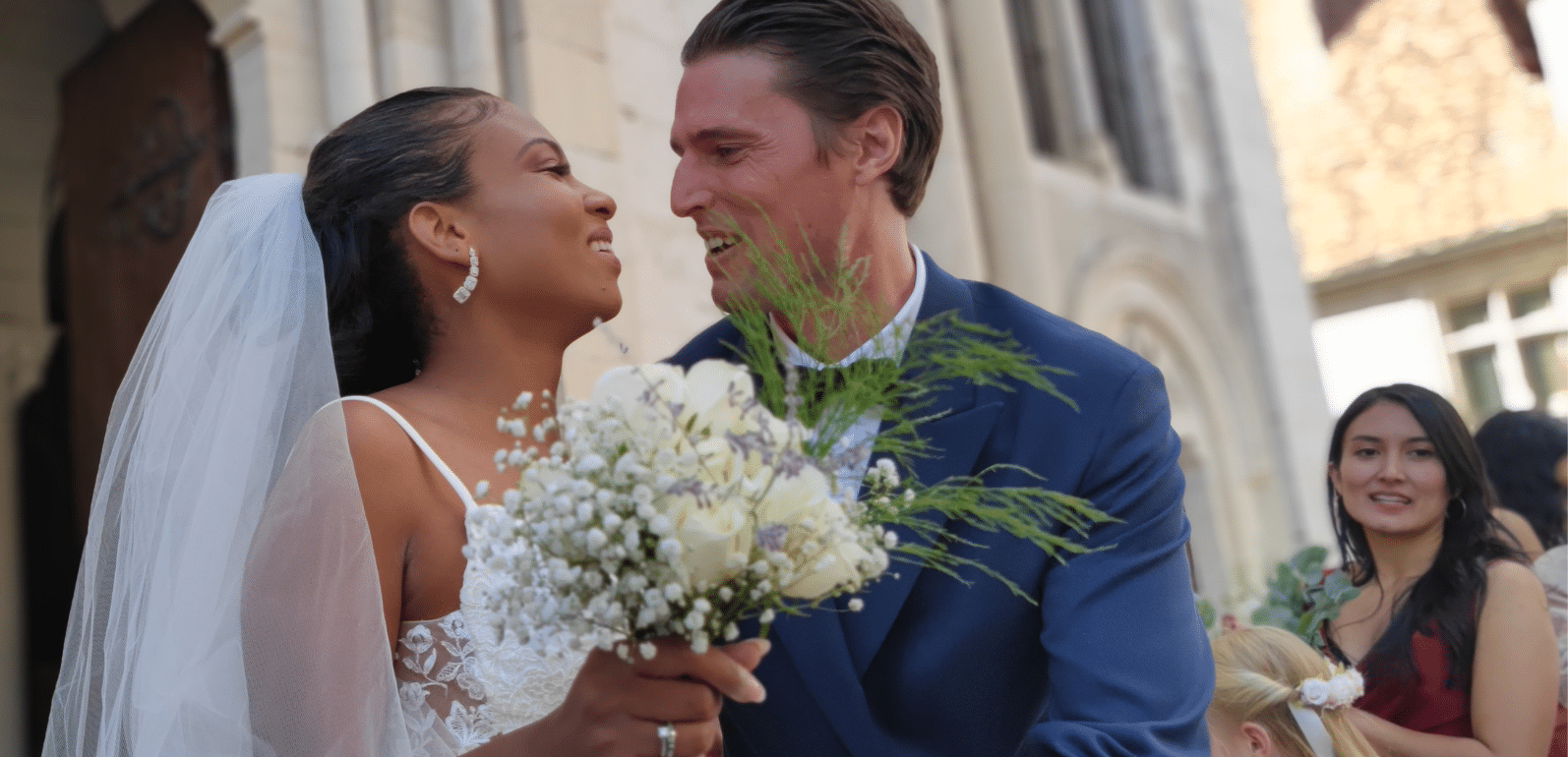 Aida et Edward se regardant heureux à la sortie de l'église.