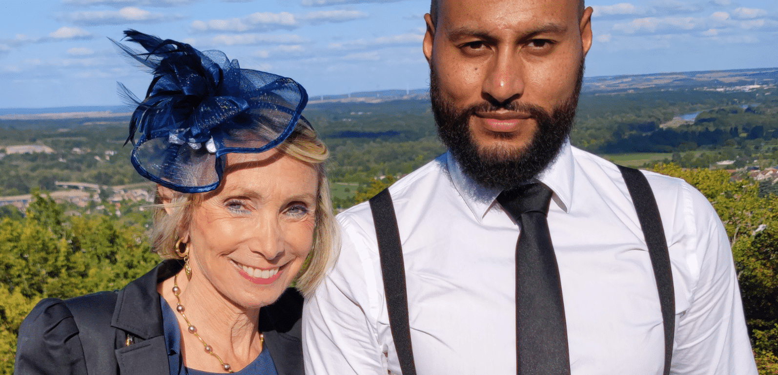 Anne posant avec Sergio avec des vignes en arrière plan.