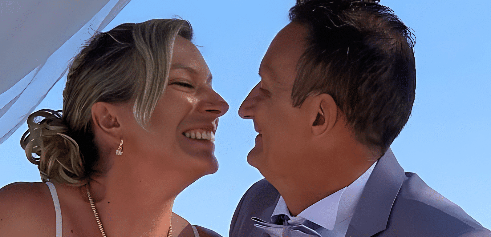 Un couple pacsé se regardant dans les yeux tout en souriant.