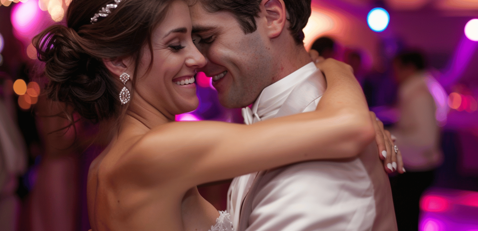 Moment durant un mariage où le couple de marié profitent de la musique.